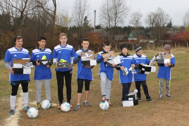 Сотрудники ИК-5 и СИЗО-2 совместно с представителем псковского областного отделения российского детского фонда навестили воспитанников из детского дома - 2018-10-29 19:01:00 - 1