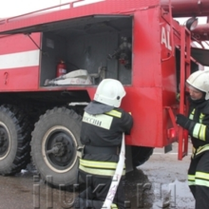Как горел автомобиль на улице Литейной в Великих Луках (ФОТО) - 2018-11-03 18:22:00 - 1