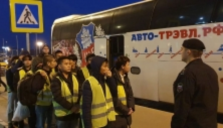 В сопровождении судебных приставов Псковской области 17 граждан Вьетнама покинули Россию - 2019-11-21 18:24:00 - 1