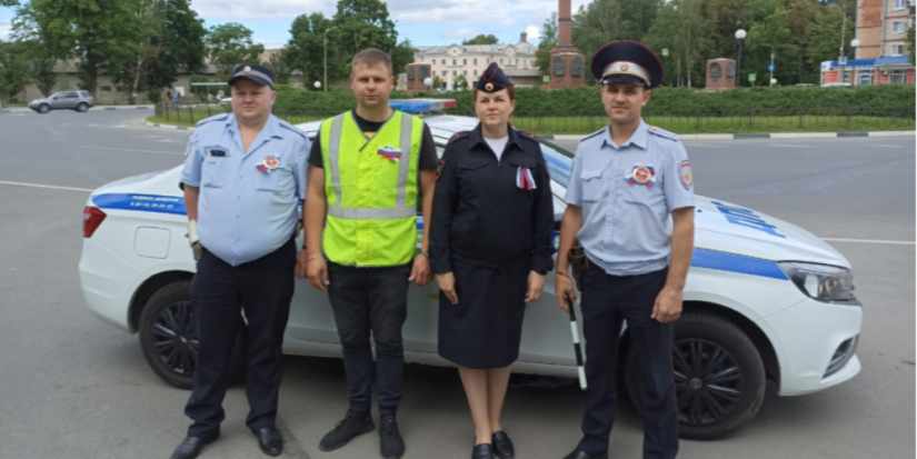 Псковские полицейские поздравили автомобилистов и пешеходов с Днем России - 2024-06-13 09:35:00 - 1