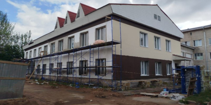 В Гдове по нацпроекту идет капитальный ремонт поликлиники - 2024-07-17 15:05:00 - 1
