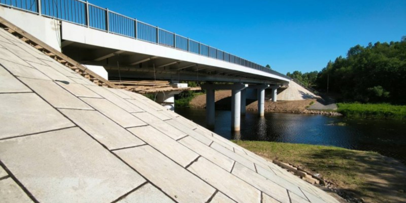 Продолжается ремонт моста через реку Череха в Псковском районе - 2024-07-19 09:35:00 - 1