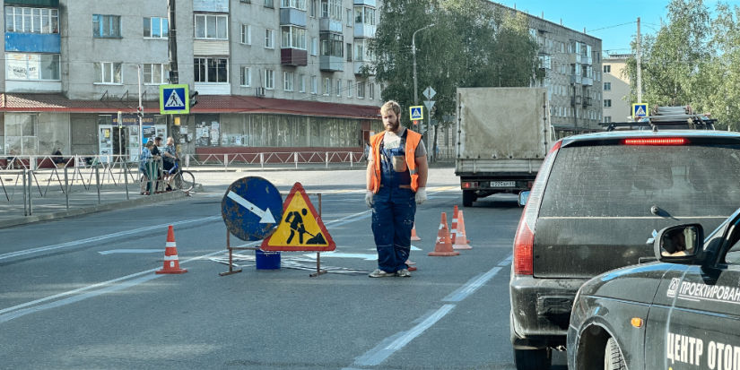 На перекрестке Дьяконова-Гагарина наносят новую разметку - 2024-08-16 11:11:00 - 1