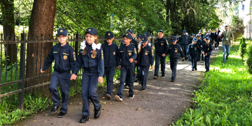 Великолукские школьники прогулялись по городу вместе с «Шагающим автобусом» - 2024-09-05 15:35:00 - 1