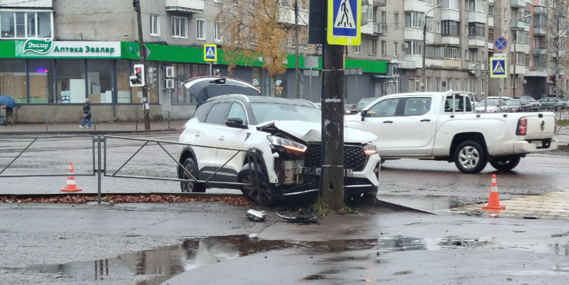 Авария произошла в Великих Луках на перекрестке Дьяконова-Гагарина - 2024-11-01 11:57:00 - 1