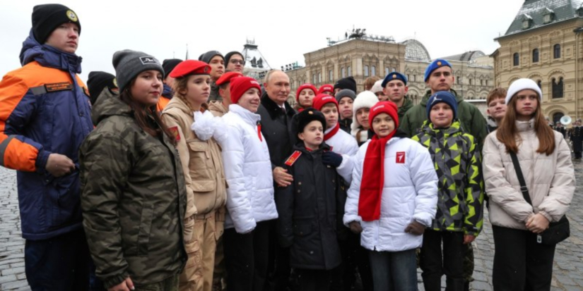 Псковские поисковики возложили цветы к памятнику Минину и Пожарскому - 2024-11-05 17:05:00 - 1