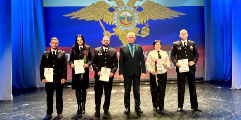 В Великолукском драматическом театре чествовали полицейских - 2024-11-11 14:35:00 - 1