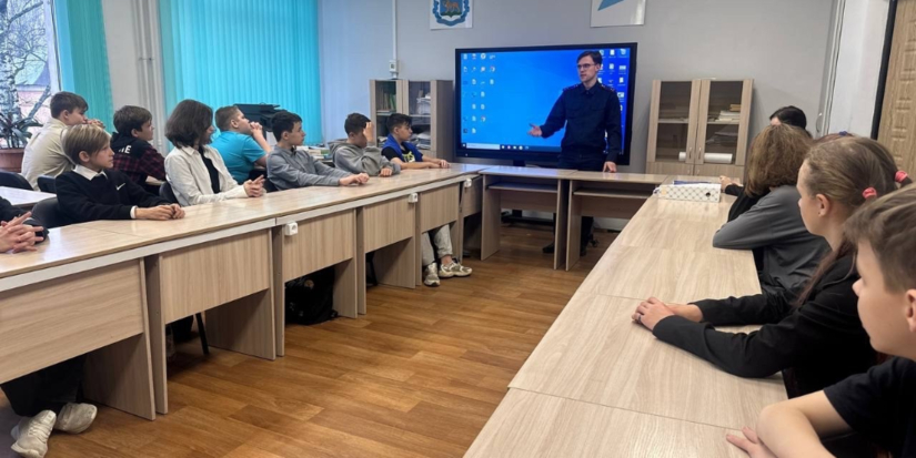 Сотрудник регионального СК провел классный час со школьниками - 2024-12-07 15:05:00 - 1
