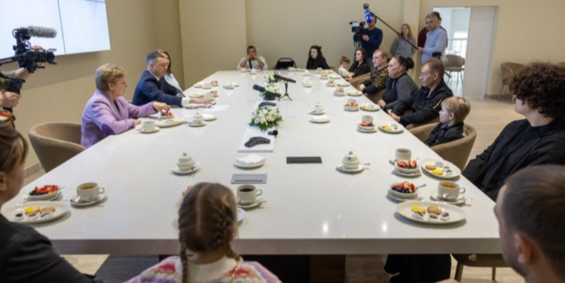 Михаил Ведерников встретился с семьей переселенцев из Латвии - 2025-04-16 08:35:00 - 1