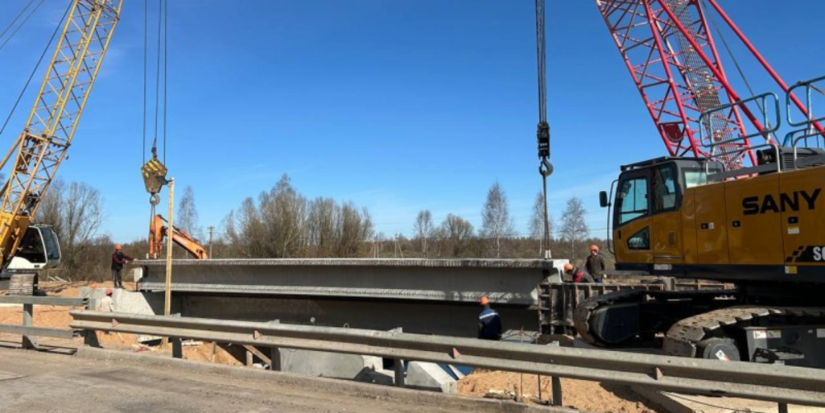 На мосту через реку Романовка в Палкинском округе установили балки - 2025-04-17 09:35:00 - 1