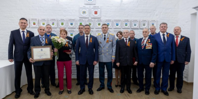 Сотрудникам пожарной охраны вручены региональные награды - 2025-04-30 16:35:00 - 1