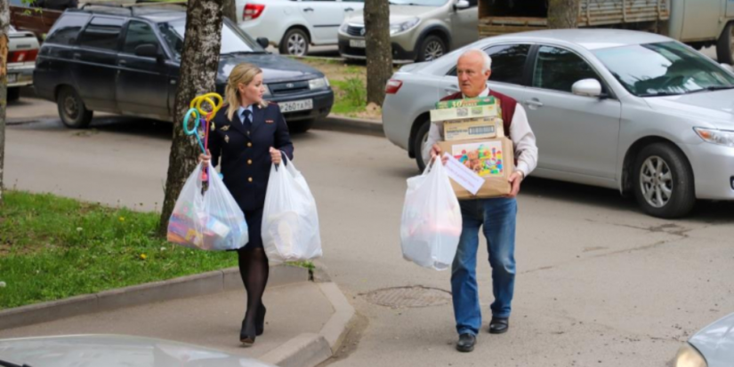 Псковские полицейские приняли участие в акции «Игрушка в добрые руки» - 2025-05-26 11:05:00 - 1