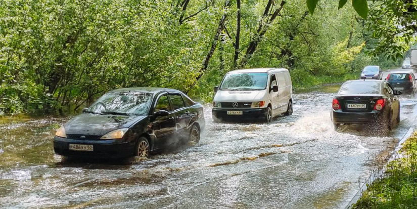 Вода в центре Великих Лук стоит вторые сутки - 2025-05-28 16:15:00 - 1