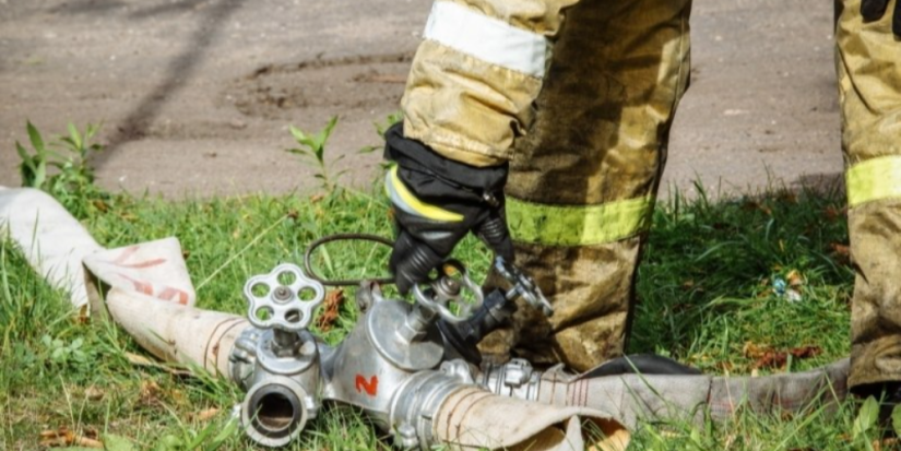 Дружинник спас женщину из горящего дома в Плюссе - 2025-05-28 12:05:00 - 1