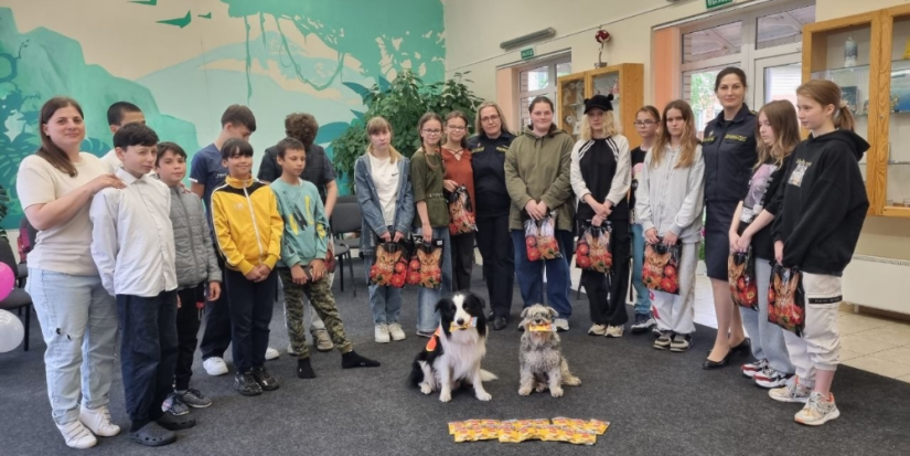 Псковские приставы с четвероногими помощниками посетили Детскую деревню SOS - 2025-05-29 13:05:00 - 1