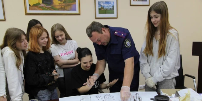 Псковские криминалисты провели занятие для школьников - 2025-06-14 10:05:00 - 1