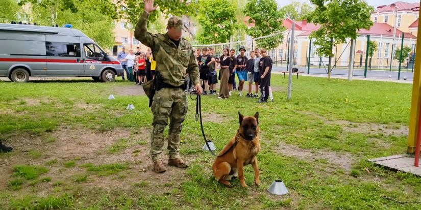 Росгвардейцы встретились с воспитанниками Центра помощи детям Печорского района - 2025-06-17 15:05:00 - 1