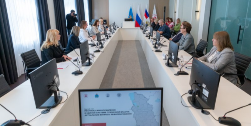 Вопросы развития местного самоуправления региона обсудили на круглом столе - 2025-06-20 08:35:00 - 1
