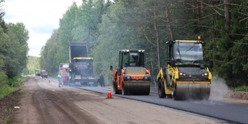 На дороге в Струго-Красненском округе идет укладка асфальта - 2025-06-23 15:05:00 - 1