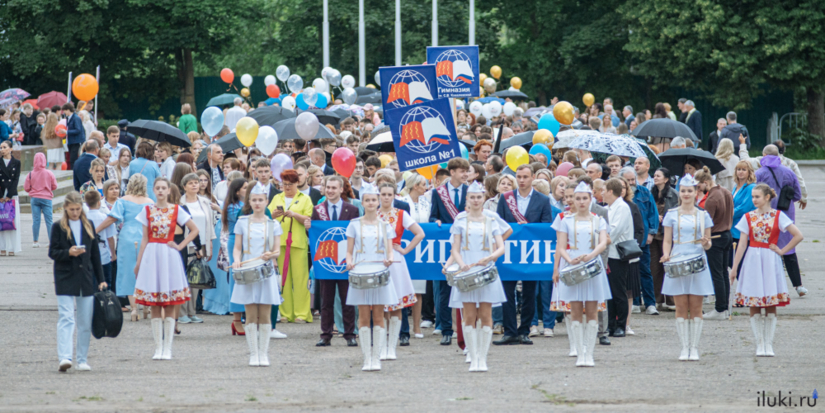 Выпускники Великих Лук отмечают свой праздник - 2025-06-28 21:47:00 - 1