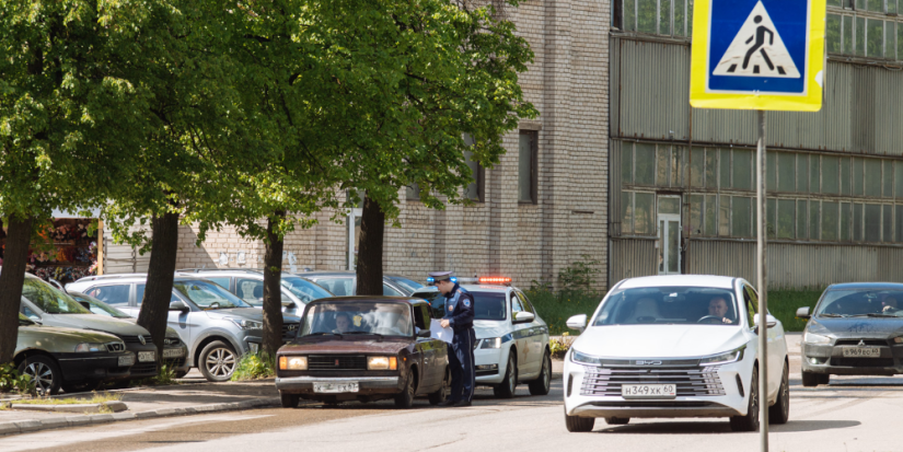 В Великих Луках пройдут рейды ГИБДД для повышения безопасности на дорогах - 2025-07-23 12:05:00 - 1