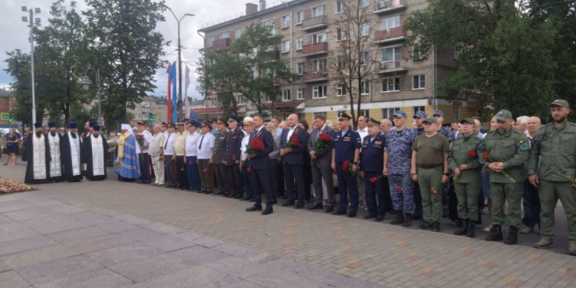 Жители региона почтил память павших защитников Псковской земли - 2025-07-23 15:35:00 - 1