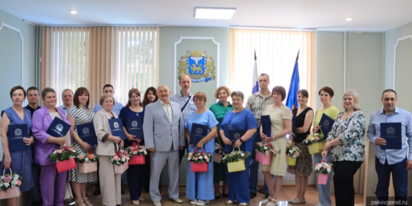 Благодарственные письма вручили работникам предприятий и организаций Пскова - 2025-07-27 16:05:00 - 1