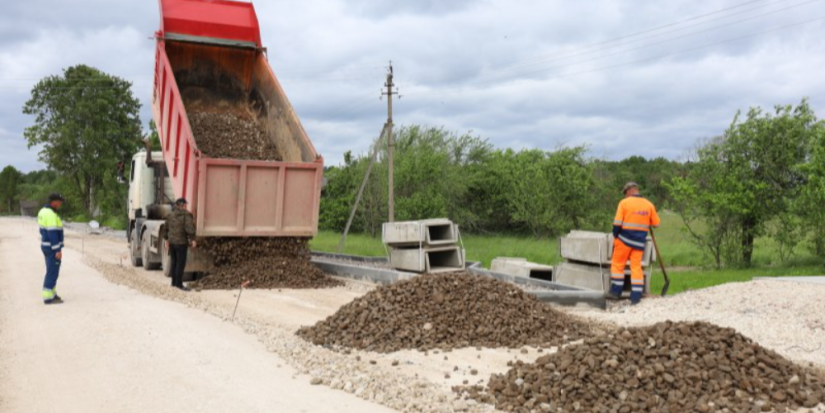 В деревне Сутоки Себежского округа ремонтируют дорогу - 2025-07-28 09:05:00 - 1