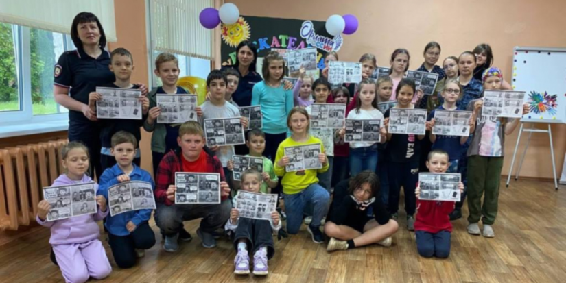 Псковские полицейские обучают детей правилам безопасности в лагерях - 2025-07-29 11:35:00 - 1