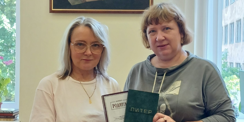 Великолукская писательница сделала подарок городской библиотеке - 2025-08-03 14:05:00 - 1