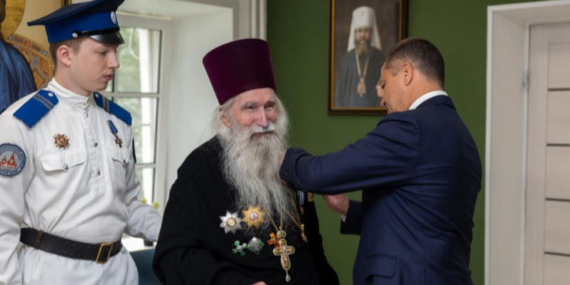 Губернатор вручил орден Дружбы почётному настоятелю храма Александра Невского - 2025-08-01 10:05:00 - 1