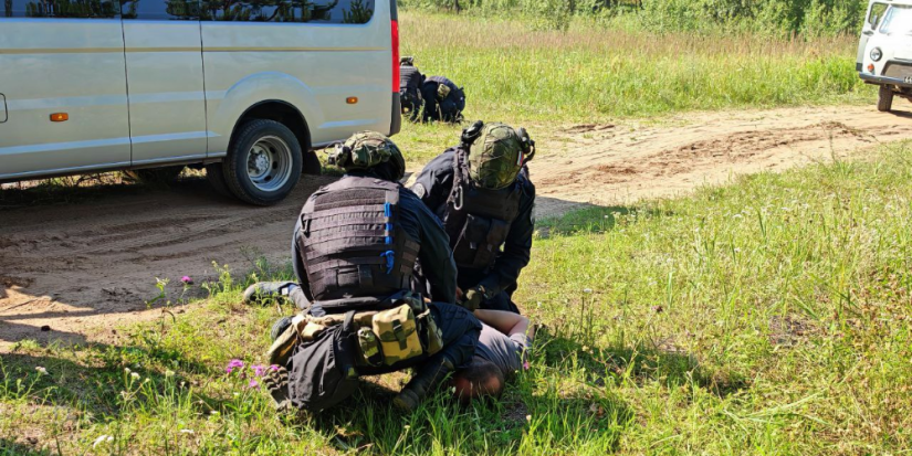 Псковский ОМОН провел тренировку по задержанию преступников - 2025-08-04 12:35:00 - 1