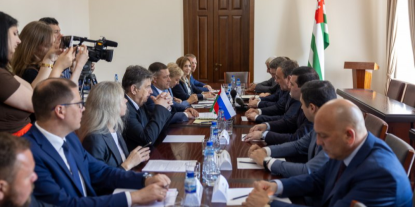 Вопросы сотрудничества обсудили Михаил Ведерников и Владимир Делба - 2025-08-12 13:35:00 - 1