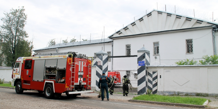 В псковском СИЗО прошли учения по пожарной безопасности - 2025-08-12 10:05:00 - 1