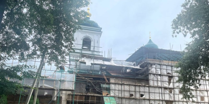 В Мирожском монастыре ведется монтаж кровли Стефановской церкви - 2025-08-20 16:05:00 - 1