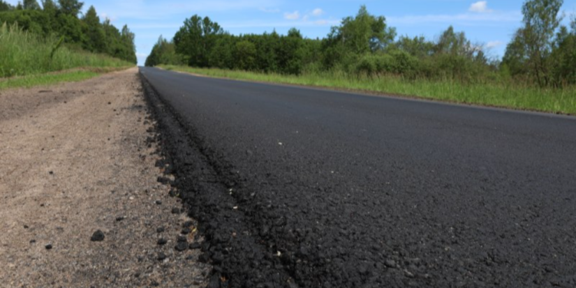Асфальт начали укладывать на участке дороги Пушкинские Горы — Локня - 2025-08-21 16:35:00 - 1