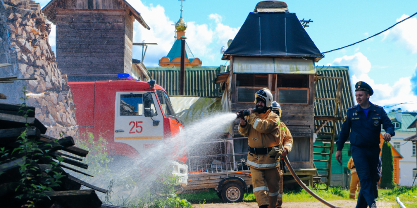 Добровольцы учились тушить пожар в Никандровой пустыни - 2025-08-22 13:35:00 - 1