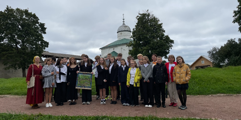 Ученики Изборского лицея провели День знаний в музее - 2025-09-02 12:05:00 - 1