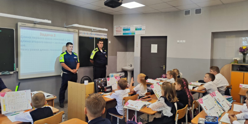 Сотрудники ГИБДД провели профилактическую работу с юными великолучанами - 2025-09-05 12:35:00 - 1