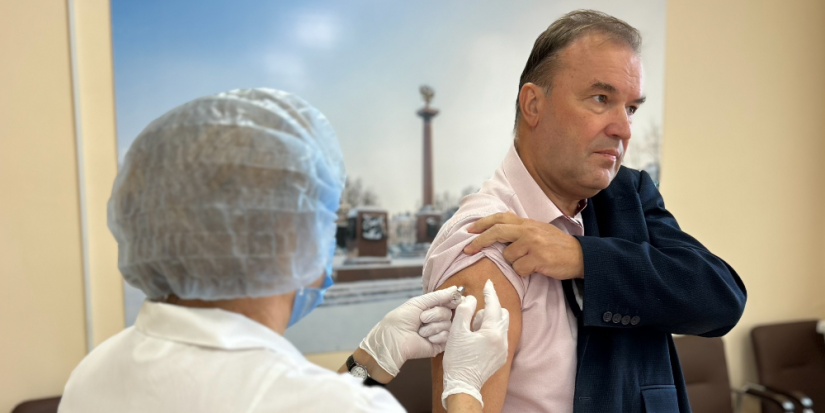 Сотрудники Администрации города Великие Луки прошли вакцинацию от гриппа - 2025-09-20 19:05:00 - 1