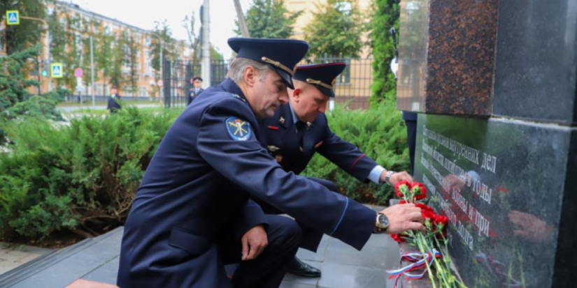 Псковские полицейские почтили память псковичей, погибших при защите Отечества - 2025-09-18 14:05:00 - 1