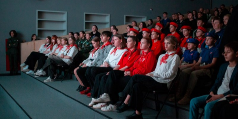 Фильм о подвиге Героя России Дениса Дементьева показали в Пскове - 2025-09-19 12:35:00 - 1