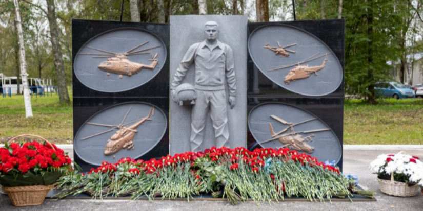 Памятник воинам-вертолетчикам открыт в Островском округе - 2025-09-19 10:35:00 - 1
