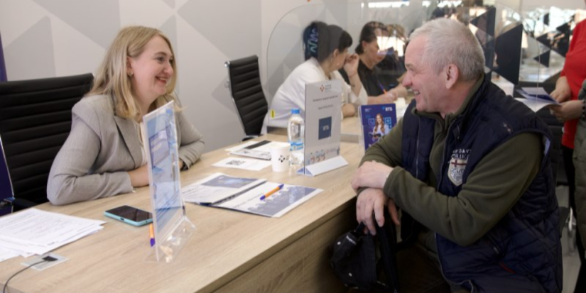 Более 300 человек посетили осеннюю ярмарку вакансий в Пскове - 2025-09-25 14:05:00 - 1