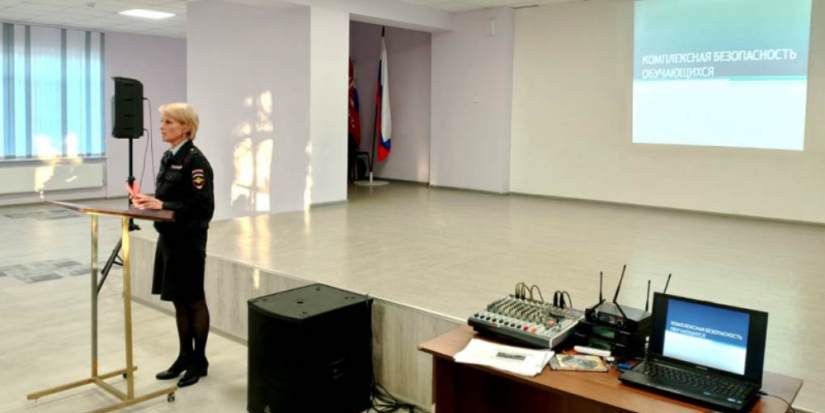 В Великих Луках полицейские встретились с родителями учащихся - 2025-09-26 16:05:00 - 1