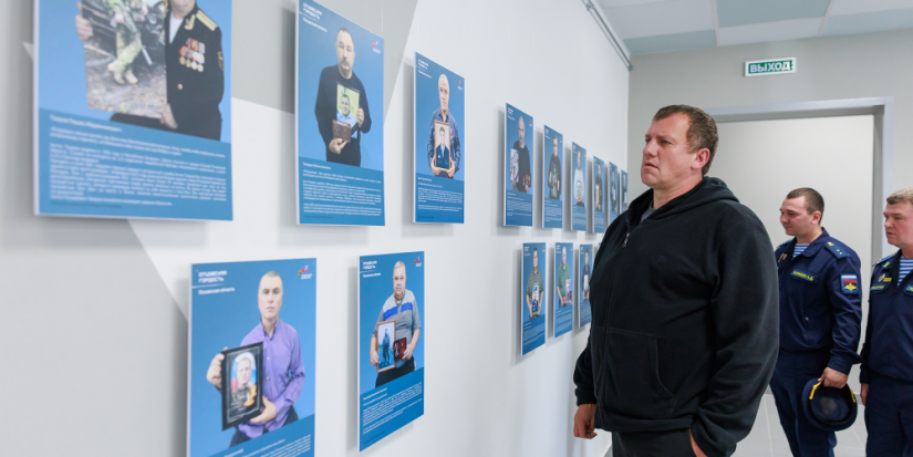 Обновлённая выставка «Отец Героя» открылась в фонде «Защитники Отечества» - 2025-09-28 18:05:00 - 1