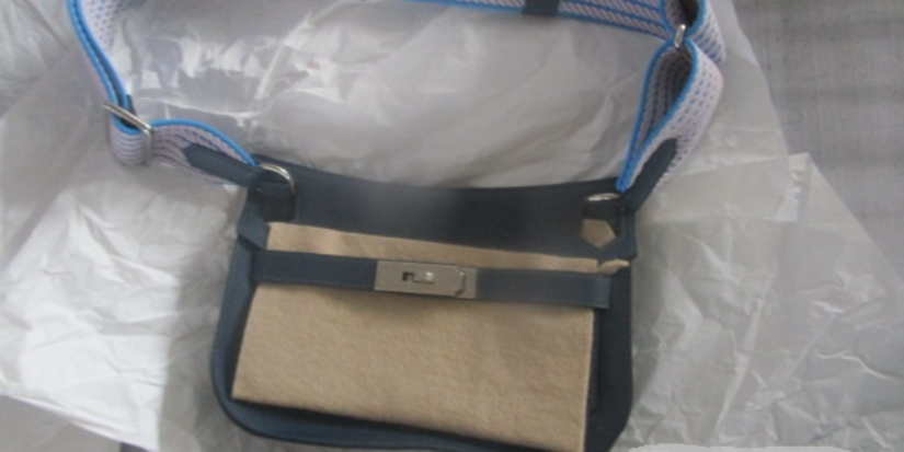 Латвийка не смогла провезти через псковскую границу люксовую сумку - 2025-09-30 12:05:00 - 1