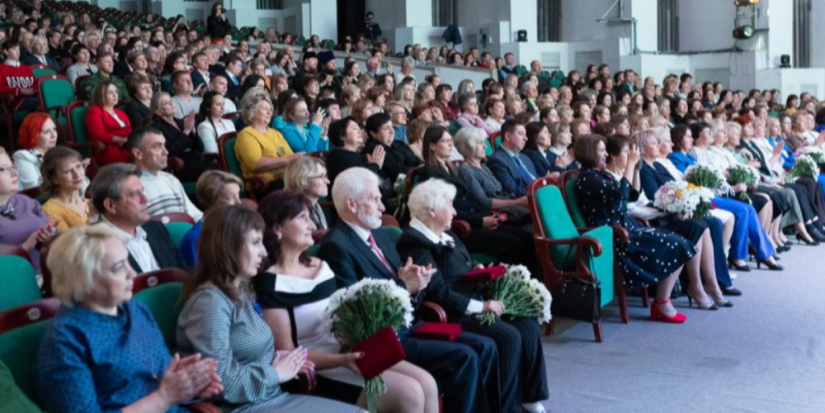 Лучшие педагоги Псковской области получили награды - 2025-10-03 08:35:00 - 1