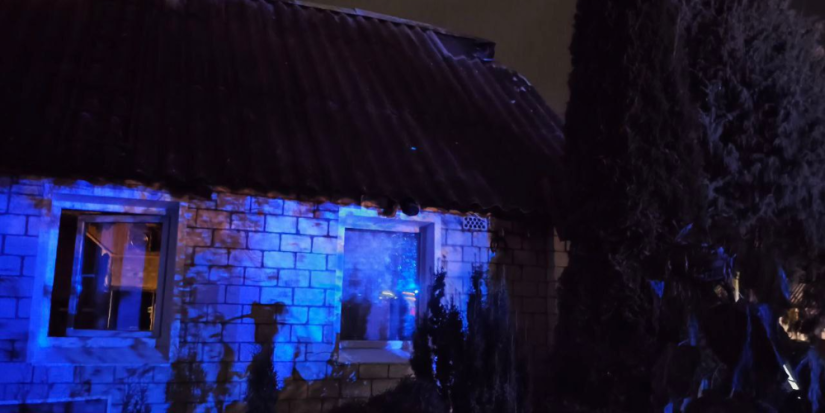 На улице Речной в Великих Луках загорелся дом - 2025-10-06 12:35:00 - 1