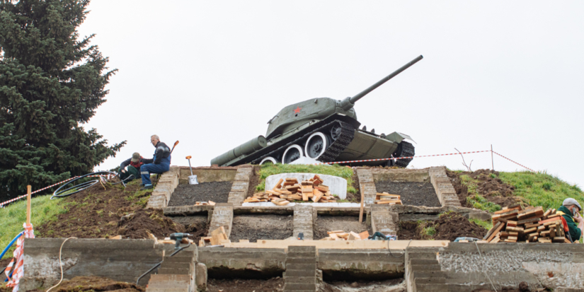 Лестницу к танку Т-34 ремонтируют в Великих Луках - 2025-10-09 11:42:00 - 1